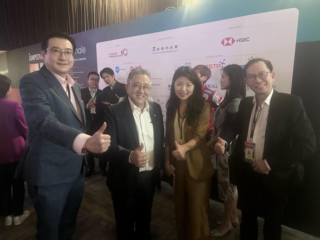 环亚集团创始人兼首席执行官 宋海施(左二)与虹科CEO陈秋苑 (左三)