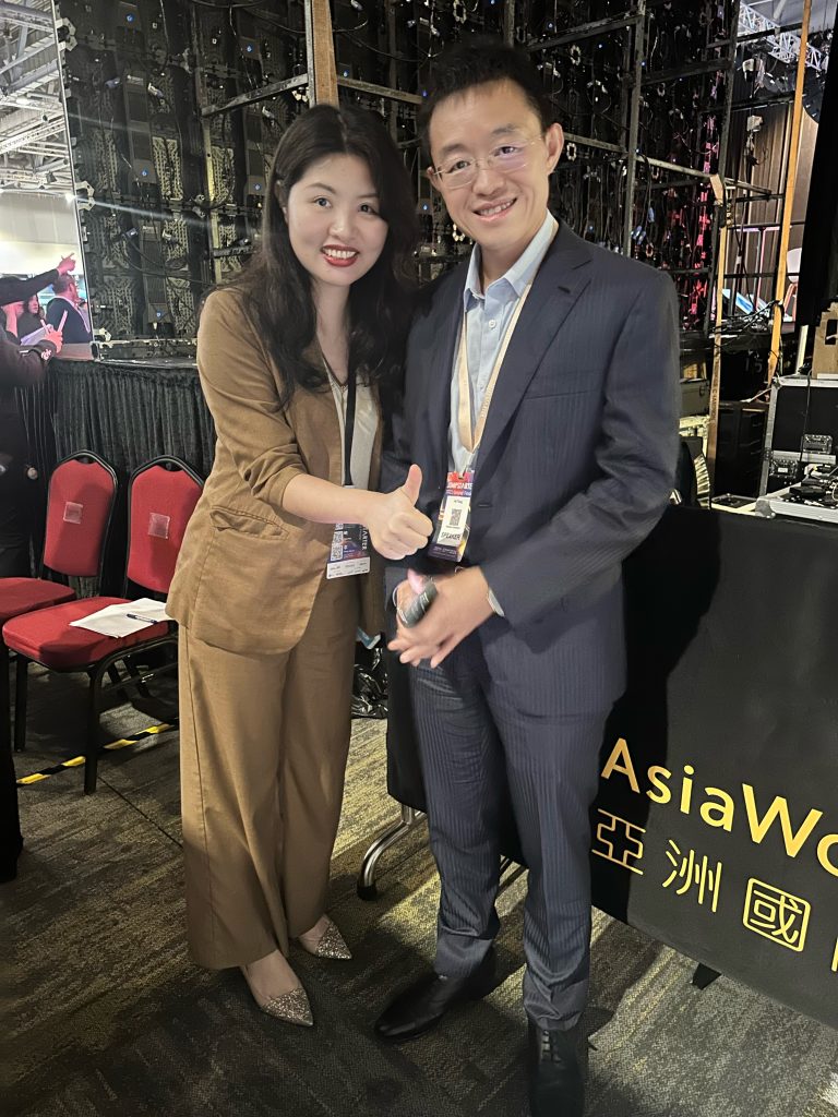 清华大学唐杰教授(右)与虹科CEO陈秋苑 (左)